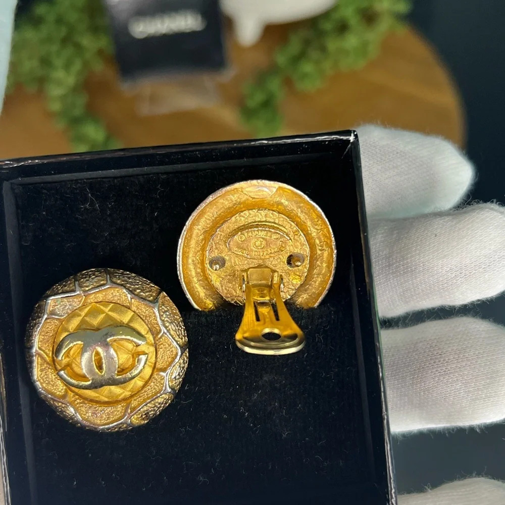 CHANEL Gold Round CC Logo Clip-on Earrings - Picture 3 of 5